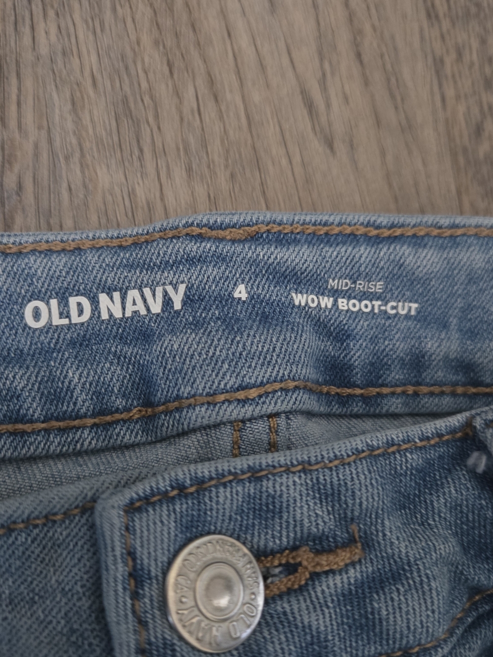 Old Navy Mid Rise Wow Boot Cut Light Wash Jeans Size 4 - Picture 3 of 5